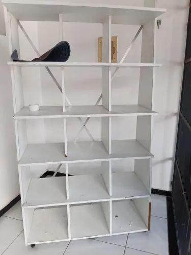 Organizador/estante/prateleira em MDF, com rodanas.