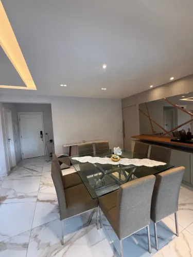 Mesa de jantar alto padrão com 8 cadeiras