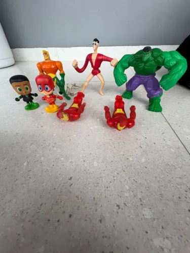 Bonecos Heróis Marvel e DC McDonalds