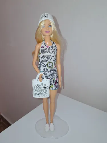 Barbie Mattel desenhando estilos