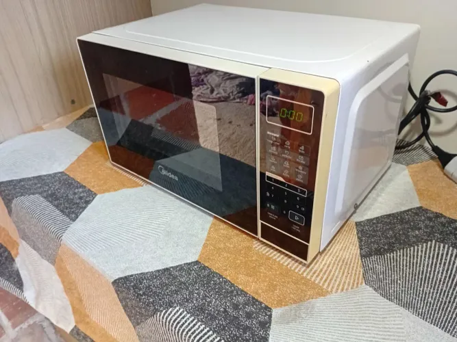 Vende-se um micro-ondas midea 20l funcionando perfeitamente 