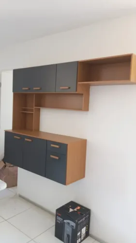 Cozinha Suspensa Manu com Balcão: Design Moderno em Freijó UV e Grafite Acetinado