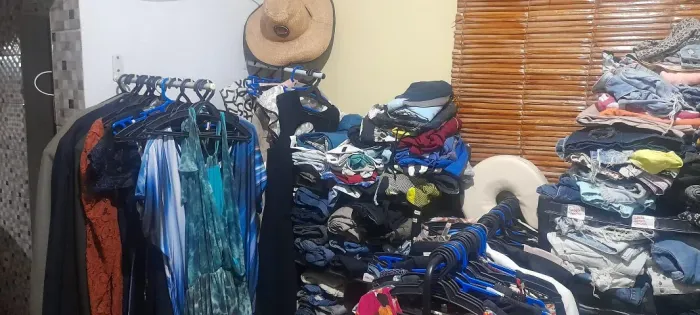Desfazendo brechó - mais de 300 peças femininas, tudo em bom estado