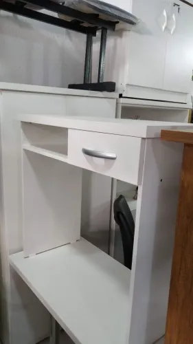 Mesa pequena unha de gel 