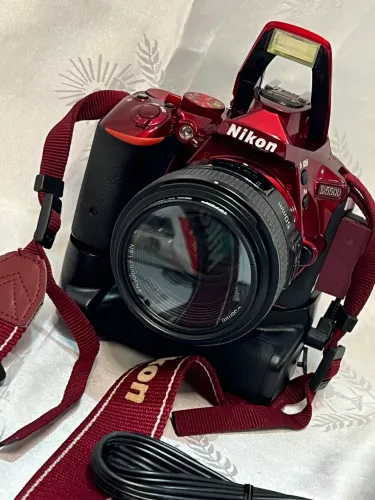 Nikon D5500 Vermelha Rara + Lente 50mm Yongnuo + Grip + 3 Baterias
