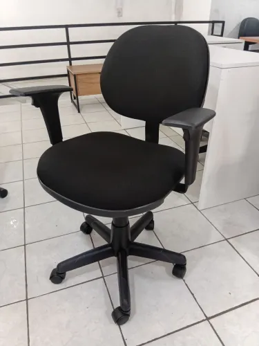 Cadeira giratória com braços