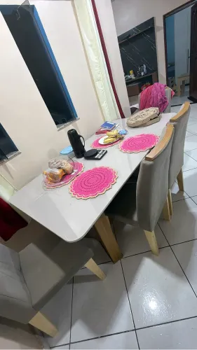 Vendo mesa com 6 cadeiras