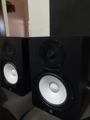 Monitores de áudio HS8 Yamaha em estado de novo.