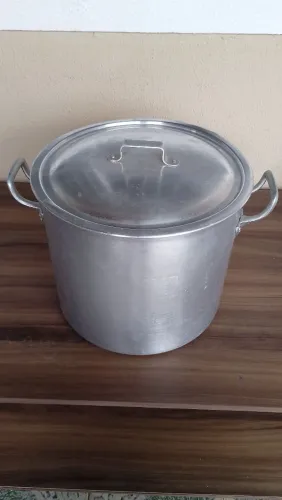 Panelão de alumínio 35 litros, em ótimo estado de uso.