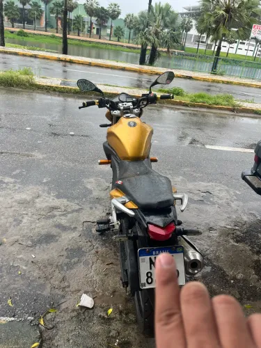 CB 300 dourada 