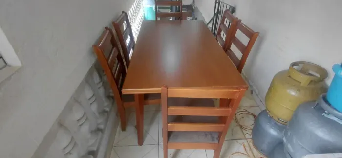 Mesa de jantar 6 cadeiras semi nova sem detalhes