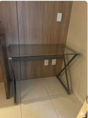 Mesa de estudo em vidro 