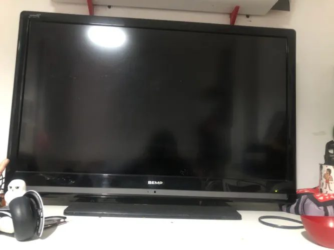 TV SEMP grande preta. Imagem perfeita p/ jogos e apps. Sem controle remoto. R$1000