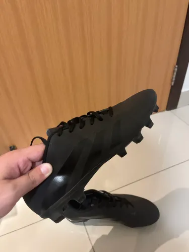 Chuteira Adidas ( Apenas um único uso)