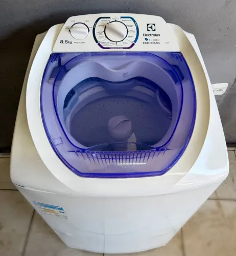 Máquina de lavar 8 kilos e meio Electrolux.