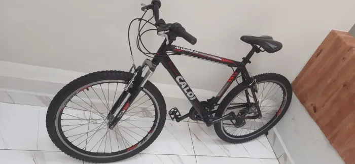 Bicicleta Caloi MTB de alumínio aro 26 suspensão dianteira 18 marchas