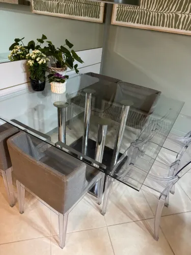 Vendo mesa quadrada 1,40 + 6 cadeiras 