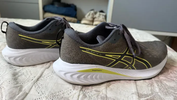 Tênis Asics n. 41 Cinza