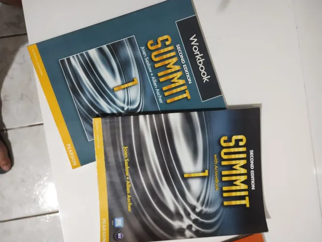 Vendo Livro Summit 1 e caderno de exercícios de Inglês.