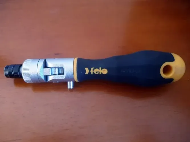 Chave catraca Felo Ergonomic K com cabeça giratória de 180° (Bits de ¼)