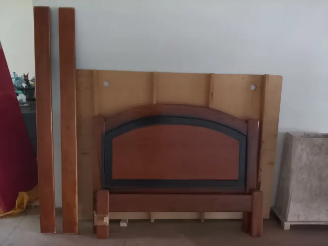 Vendo ou troco cama de casal em madeira maciça