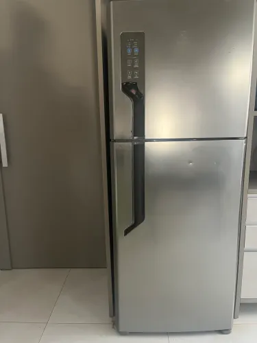 Vendo Geladeira Eletrolux Frost free Inox/Prata 220V