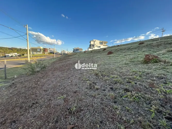 Terreno em condomínio disponível para venda no bairro Granja Marileusa em Uberlândia-MG