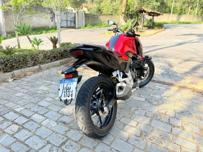 Honda cb300f twister único dono faço financiamento