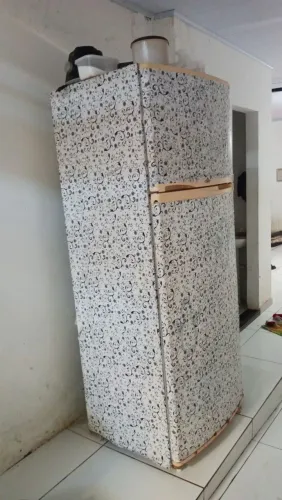 Vendo geladeira e armário de brinde vai uma cama box casal