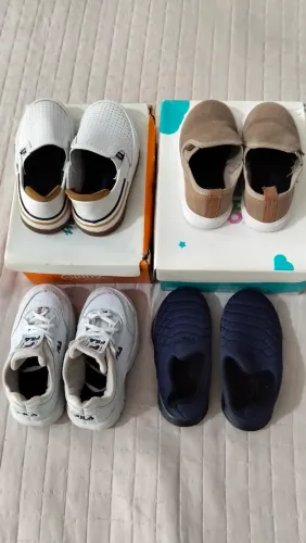 4 pares de sapato de bebê, semi-novo na caixa e um usado tamanhos 21/22
