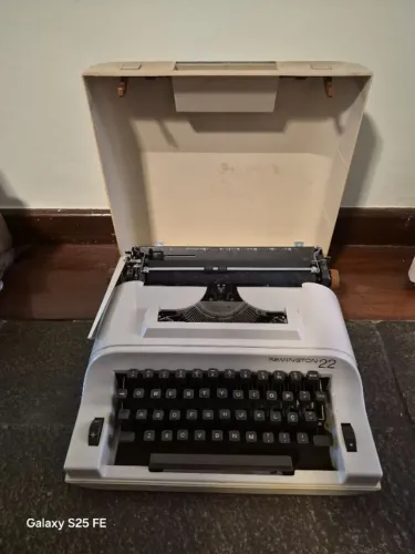 Máquina de datilografia Remington 22 portátil clássica, produzida nas décadas de 1970/80