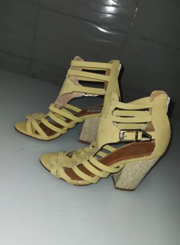 Sapatos e sandálias feminina seminovos