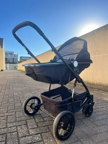 carrinho de bebê Kiddo Winner II na cor preta.