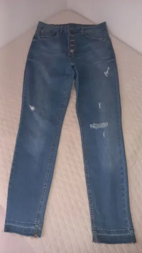 Calça jeans com pouco uso, tamanho P.