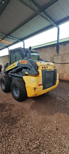 MINI CARREGADEIRA New Holland L220 Ano 2018