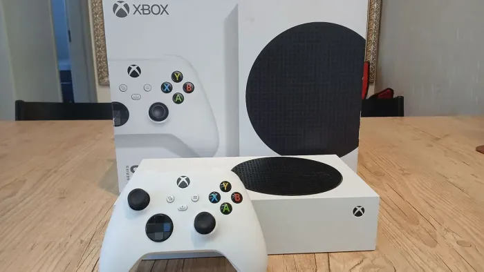 Xbox Series S - 512 GB (perfeito estado)