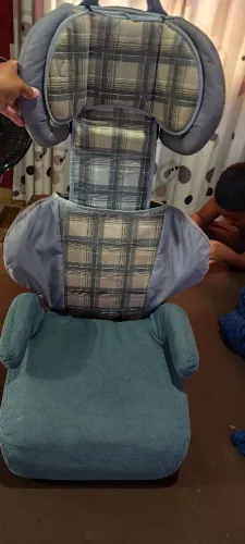 Cadeirinha que vira acento elevado.