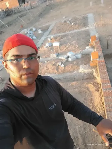 Servente e auxiliar de pintor e auxiliar de eletricista disponível
