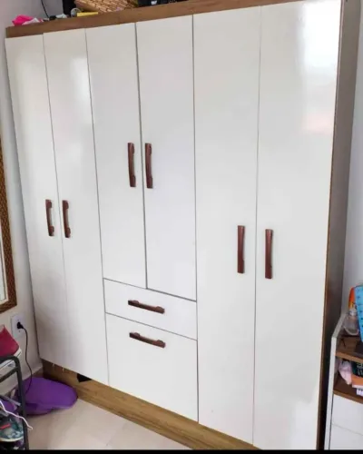Vendo roupeiro casal e mesa 4 lugares