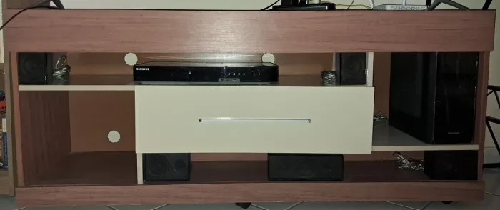 RACK COM GAVETA SEMINOVO E TODO CONSERVADO DE MDF AMADEIRADO E BRANCO TODO BOM