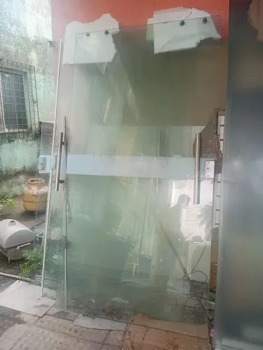 Porta de vidro de vidro 2 folhas medindo 2.08 m X 2.14 largura