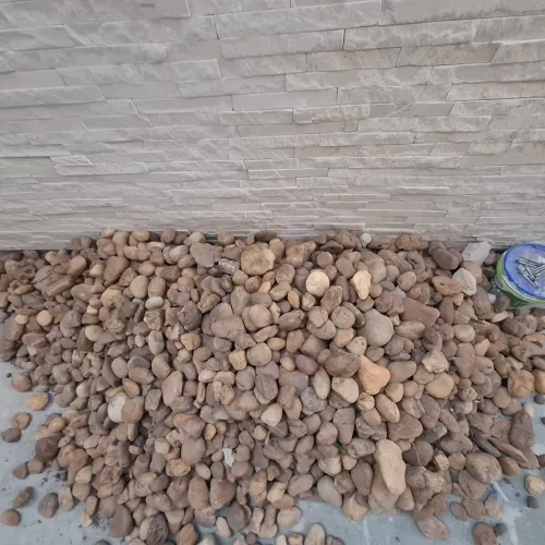 Vendo grande quantidade de Pedra de jardim : Seixo de Rio cor marrom .