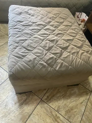 Sofá de canto grande com puff