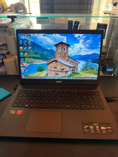 Acer Aspire 3 Ryzen 7 Placa de video Radeon 625.