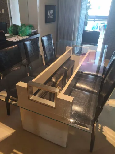 Mesa grande de vidro e 8 cadeiras.