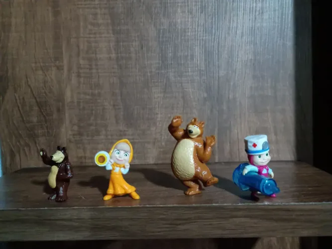 4 bonecos miniaturas Masha e urso usados na condição 