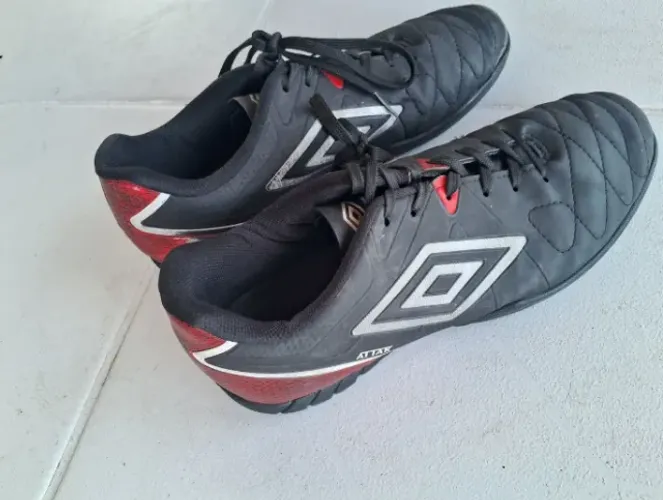 Chuteira Society Umbro Attak preta - tamanho 41