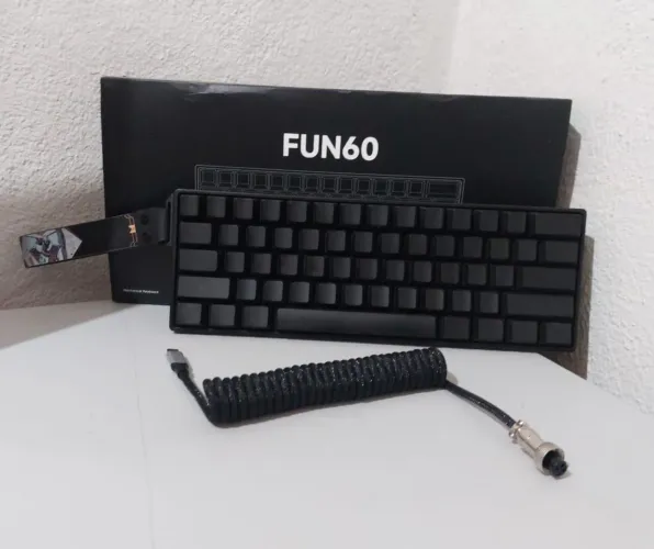 Combo! Teclado Gamer Magnético Akko MonsGeek fun60 pro + cabo coiled da atack shark + fita