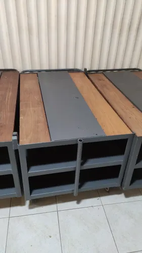 Vendo mesa multi uso para loja de ferro com rodinha e  detalhe em madeira madeira  