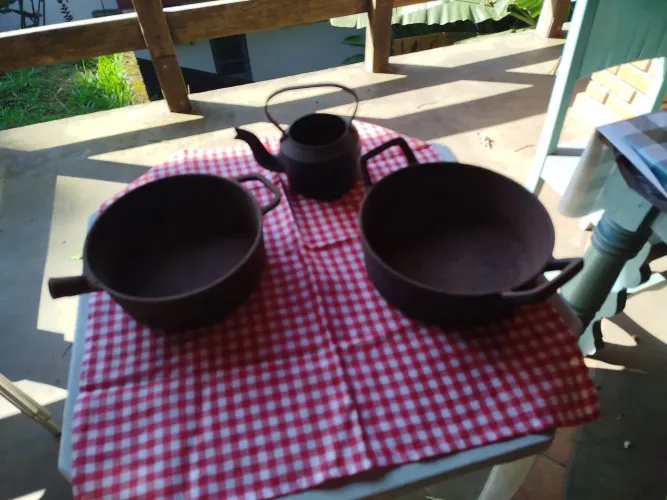 Panelas de ferro antigas
